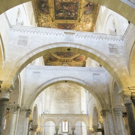 V Bari najdete katedrálu a několik kostelů. Vnitřek je vždy originální a krásný.