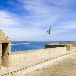 Výhled z Gallipolského hradu. Strážná věž a pohled na moře.