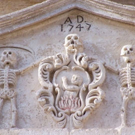 Atypické strašidelné zdobení fasády kostela La Chiesa del Purgatorio
