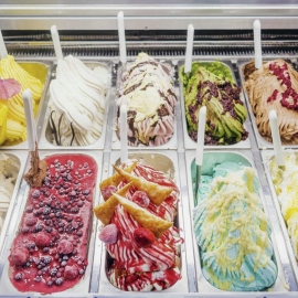 V jižní Itálii není důvod vynechat kvalitní zmrzlinu, která rozhodně není ošizená. Smetanou se v ní nešetří.