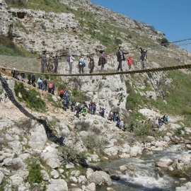 Lanový most přes roklinu mezi skalními částmi Matery.