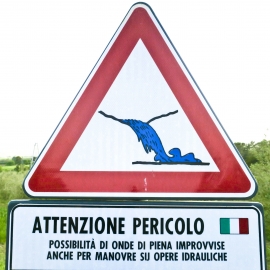 Prazvláštní značka u jezera Lago di San Giuliano