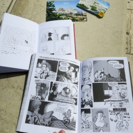Z Ostuni jsem si odvedl 6 věcí: 2 komiksy (pomáhají mi vylepšovat mou Italštinu), magnetku, pohlednici pro rodinu a 2 prostydlé uši :)