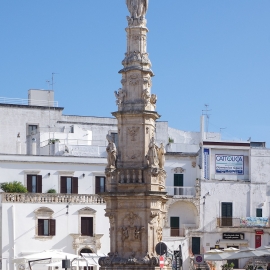 Barokní sloup na Piazza della Libertá
