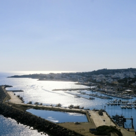 Pohled na přístav Porto Turistico Marina di Leuca od kolstelíku Santa Maria Finibus Terrae